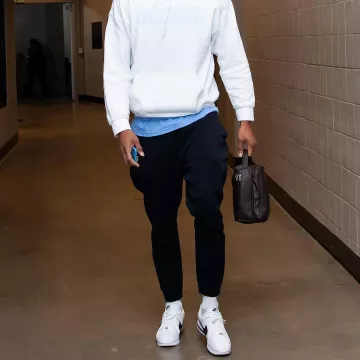 Sneakers  Nike Classic Cortez Leather worn by Vince Carter on the Instagram account @leaguefits