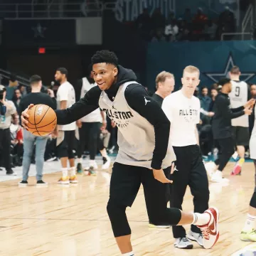 Sneakers  Nike  Kobe 4 "lower Merion" worn by Giannis Antetokounmpo on the Instagram account @brkicks