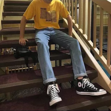 The pair of Converse Chuck Taylor black on the account Instagram @Grunge.teensxx