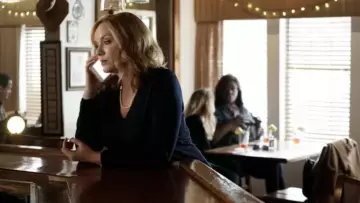 Le collier de perles blanches de Beth Roland (Christina Hendricks) dans Good Girls S01E03