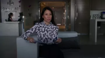 Reiss Botanique-Impression en Arrière-Bouton Haut porté par le Dr Joan Watson (Lucy Liu) dans le Primaire (S06E09)