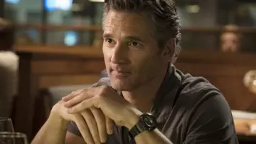 Casio Montre Numérique porté par John Meehan (Eric Bana), comme on le voit dans de Sales Jean-S01E01