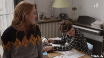 Le Pull losanges de Manon Batisde (Mélanie Robert) dans Un si grand soleil S01E111