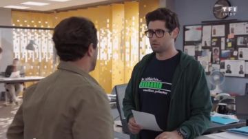 La camiseta creo que por favor espera por Georges (Mayel Elhajaoui) en Mañana nos pertenece S01E251