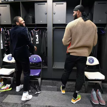 Sneakers Air Jordan 1 X Off white Nrg worn by Kyrie Irving on the Instagram account @complexsneakers