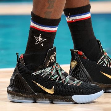 Sneakers Nike LeBron 16 "watch The Throne" worn by LeBron James on the Instagram account @brkicks