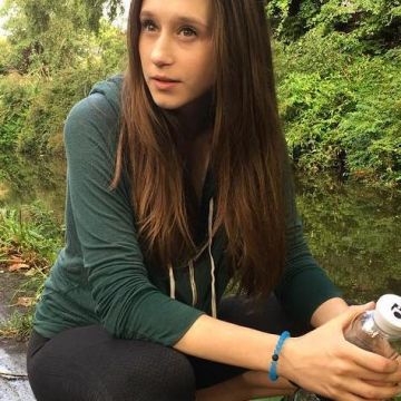Sudadera con capucha deportiva verde usada por Taissa Farmiga en su cuenta de Instagram @taissafarmiga