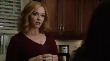 Le pull rose col en V de Beth Boland (Christina Hendricks) dans Good Girl S01E03