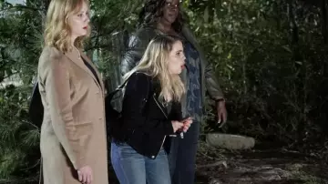 Le manteau en daim camel de Beth (Christina Hendricks) dans Good Girls S01E03