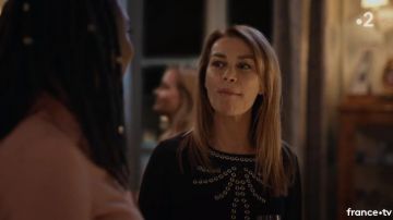 Le Top noir dentelle et oeillets de Jo Réal (Valérie Kaprisky) dans Un si grand soleil S01E107