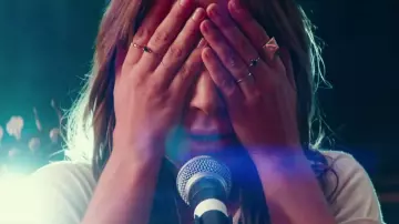 La bague en onyx de Ally (Lady Gaga) dans A Star is Born