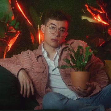 La veste en velours côtelé rose Urban Outfitters de Motoki Maxted sur Instagram