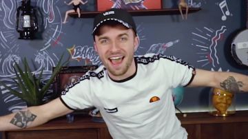 La camiseta blanca de Squeezie de Ellesse en su video de Youtube Nuestros padres a nuestra edad