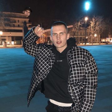 La sudadera con capucha negra adidas en instagram @Timvideos