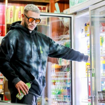 The hoodie tie-dye Pardon My French worn by DJ Snake on his account Instagram @djsnake