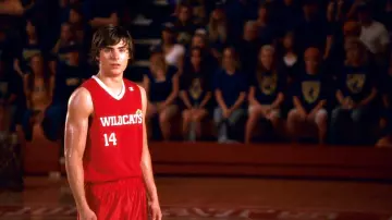The red jersey basketball Champion Wildcats worn by Troy Bolton (Zac Efron) in High School Musical 3 : senior year