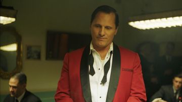 Chaqueta de traje rojo de Tony Lip (Viggo Mortensen) con solapas negras en Green Book: En los caminos del sur