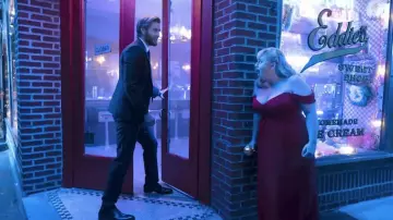 La robe rouge épaules nues portée par Natalie (Rebel Wilson) dans Isn't It Romantic