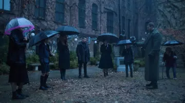 Le parapluie transparent à bord roses de Klaus (Robert Sheehan) dans The Umbrella Academy S01E01