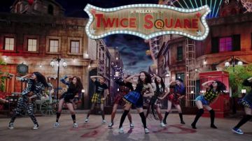 La veste Moschino noire et blanche de Tzuyu dans le clip Yes or Yes de Twice