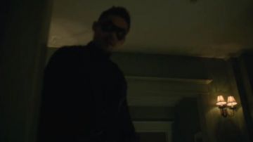 The mask of the kraken, Diego (David Castaneda) in The Umbrella Academy (S01E01)