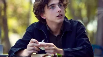 Chaqueta negra usada por Kyle Scheible (Timothée Chalamet) en Lady Bird