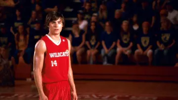 The jersey basketball Wildcats, Troy Bolton (Zac Efron) in High School Musical 3 : senior year