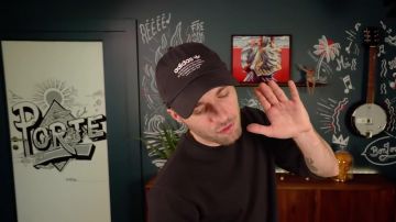 La casquette Adidas de Squeezie dans sa vidéo YouTube LA TÉLÉ VA-T-ELLE DISPARAÎTRE ? (Y’a quoi #1)