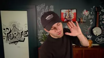 La casquette Adidas de Squeezie dans sa vidéo YouTube LA TÉLÉ VA-T-ELLE DISPARAÎTRE ? (Y’a quoi #1)