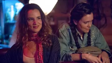 Rouge Paisley Foulard porté par sur jandice (Juliette Lewis) comme on le voit dans le Camping S01E02