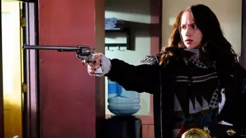 Bufanda usada por Wynonna Earp (Melanie Scrofano) como se ve en Wynonna Earp S02E03