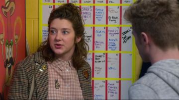 The crest "Peace and Love" carried by Nonnie Thompson (Kimmy Shields) in Insatiable (S01E12)