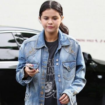 Raiders d'Oakland T-Shirt porté par Selena Gomez sur Instagram account @amandaeliza49