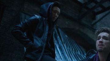 The leather jacket hoody Ben Hargreeves (Justin H. Min) in Umbrella Academy S01E03