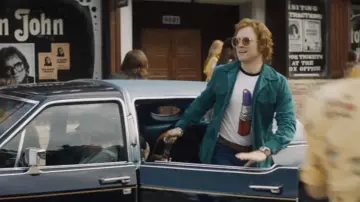 Le t-shirt blanc avec un rouge à lèvres imprimé porté par Elton John (Taron Egerton) dans Rocketman