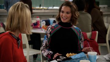 The sweatshirt worn by Alexa Mendoza (Paris Berelc) in Alexa & Katie S02E10