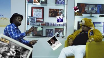 The sweatshirt hoody bear from Naza in her video clip Benef