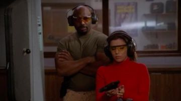 Le col roulé rouge de Gabrielle Solis (Eva Longoria) dans Desperate Housewives S07E23