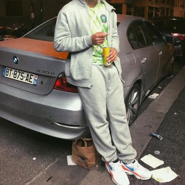 The tracksuit bottoms grey Nike Zola on his account Instagram
