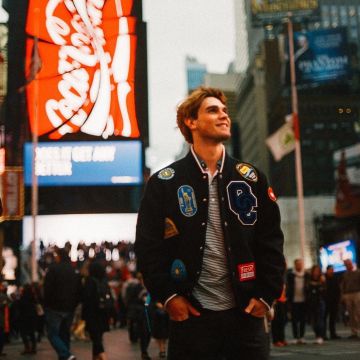 Cérémonie d'ouverture Autocollant de Fruits Varsity Veste portée par KJ Apa sur son Instagram Compte