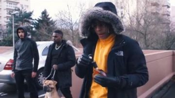 La parka noire The North Face portée par Zola dans son clip Sharif