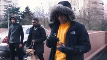 La parka noire The North Face portée par Zola dans son clip Sharif