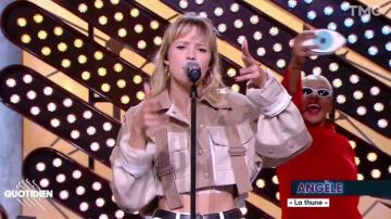 La chaqueta corta beige que usó Angèle durante su directo La Thune en el espectáculo Quotidien