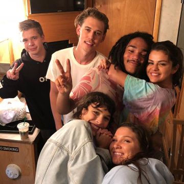 The t-shirt Tie-Dye worn by Selena Gomez on his photo Instagram