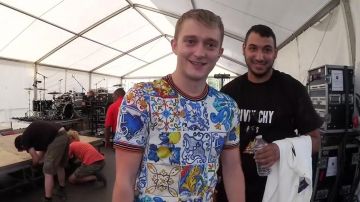 Le t-shirt imprimé Dolce & Gabbana porté par Vald dans la vidéo Im­mer­sion avec Vald au fes­ti­val LOL­LA­PA­LOOZA avant la sor­tie de NQNT33