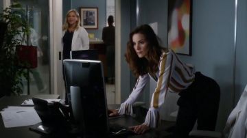 Ann Taylor Bande Plissée Brassard Chemisier porté par dans grey's Anatomy (S14E02)