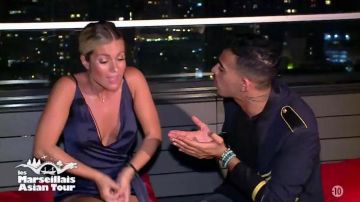 Le combishort bleu en satin de Carla Moreau dans Les marseillais : Asian tour