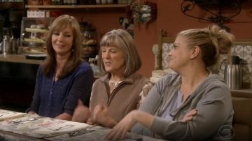 Lucky Brand Estampado Henley usado por Bonnie (Allison Janney) en Mamá (S06E16)