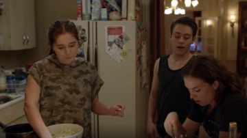 Anthony Thomas Melillo à Capuchon de Pull Top porté par Debbie Gallagher (Emma Kenney) dans Shameless (S09E11)