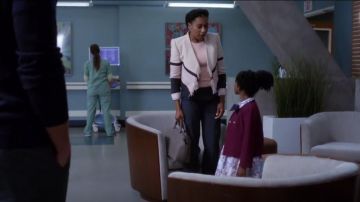 Chaqueta Bcbgmaxazria Walker usada por la Dra. Maggie Pierce (Kelly McCreary) en Anatomía de Grey (S14E07)